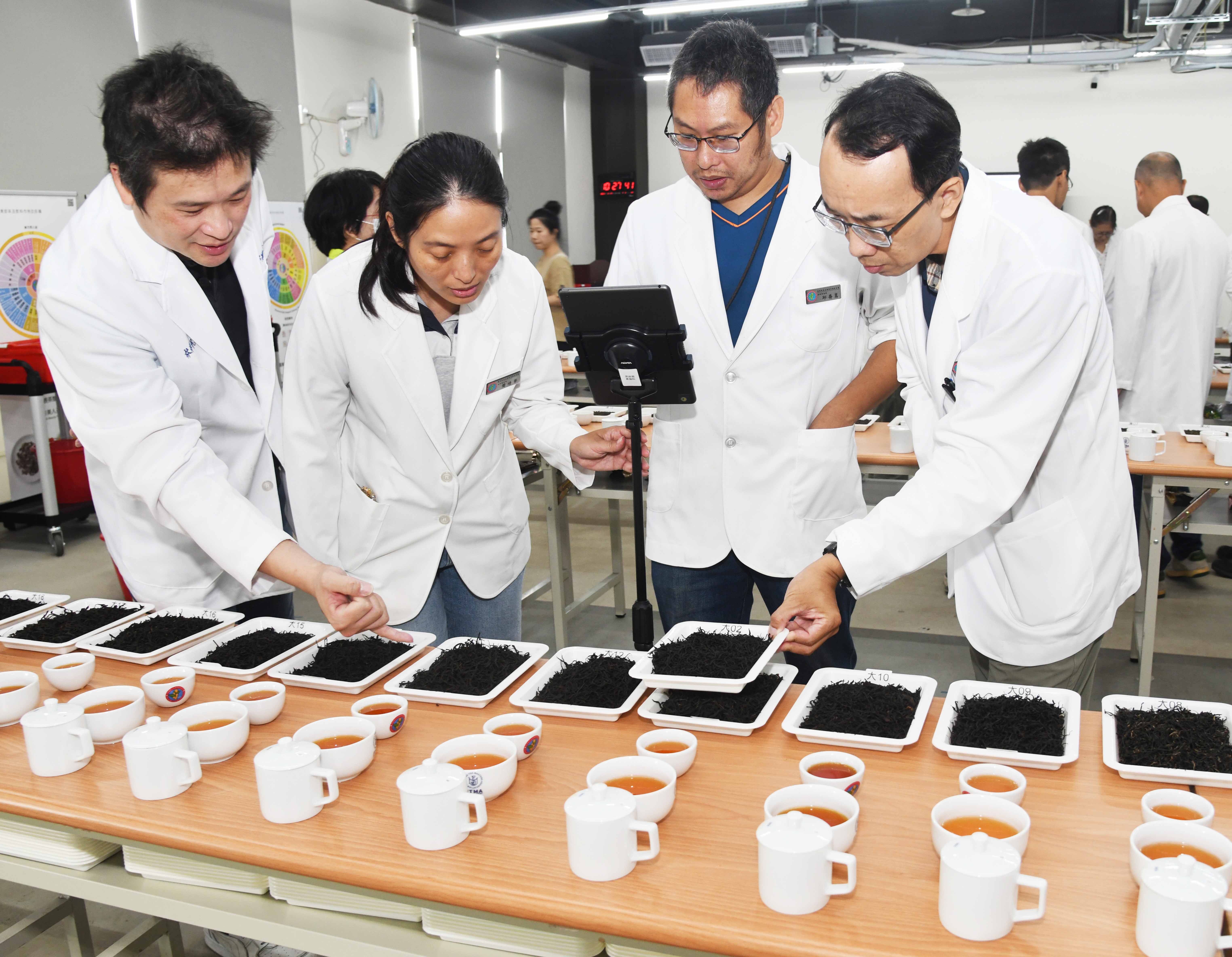 「2025第六屆全國有機茶分類分級TAGs評鑑活動」大葉種紅茶、小葉種紅茶組評審現場，由右至左依序為學界評審蔡政信先生、官方評審邱喬嵩副研員、簡靖華助研員，產界評審林洋帆先生。