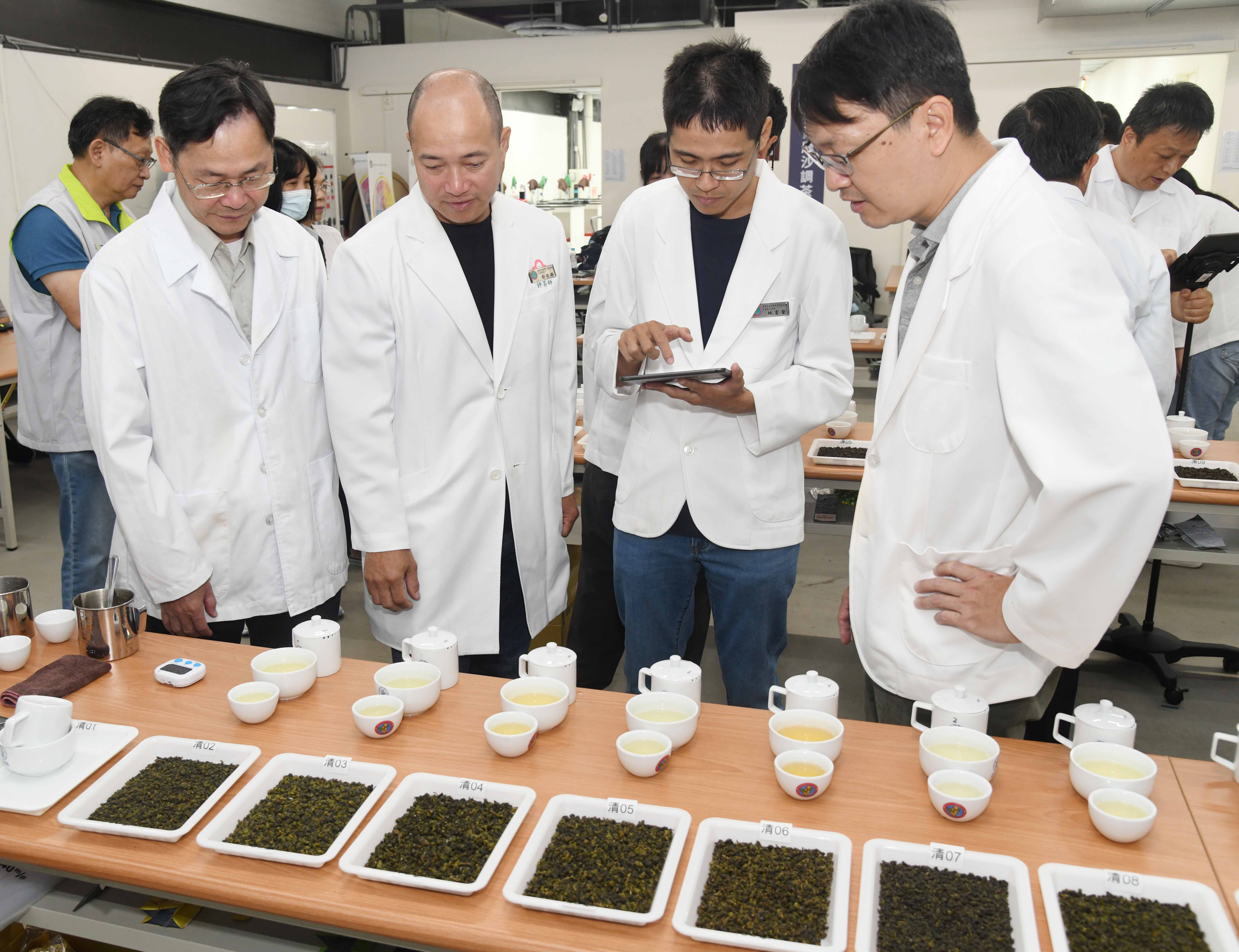「2025第六屆全國有機茶分類分級TAGs評鑑活動」清香型球形烏龍茶組評審現場，由右至左依序為官方評審蘇彥碩分場長、林育聖助研員，學界評審黃文理教授、產界評審郭俊麟先生
