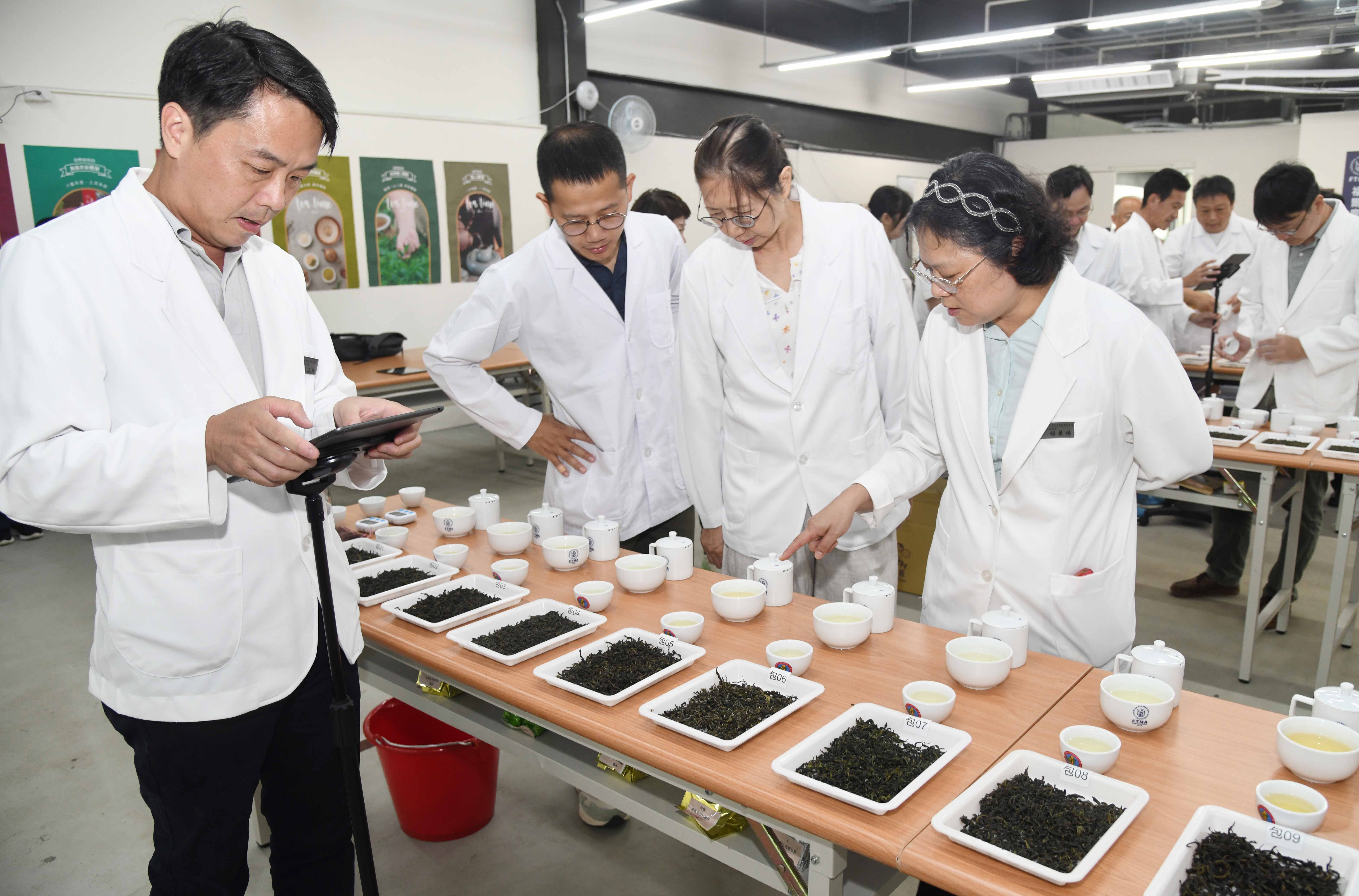 「2025第六屆全國有機茶分類分級TAGs評鑑活動」臺灣綠茶、清香型條形包種茶、東方美人茶組評審現場，由右至左依序為官方評審楊美珠科長、學界評審張萊華教授、產界評審江金星先生、張正桓助研員